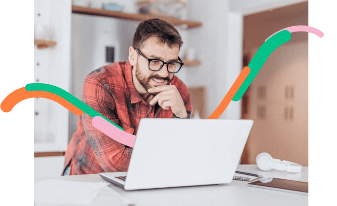 Foto de hombre empresario con gafas, en frente de su computador revisando las condiciones de uso de los productos y servicios de Bancolombia para las corporaciones