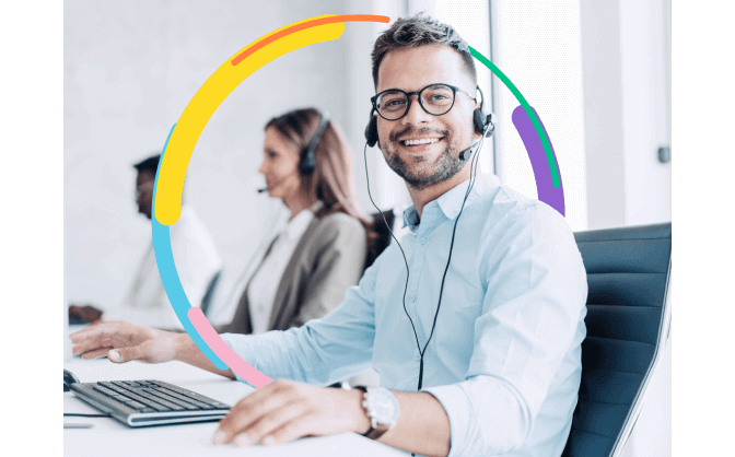 Foto de hombre joven trabajando en el call center de Bancolombia para corporaciones. Él está dispuesto a mostrarte los canales que tenemos para que puedas comunicarte con nosotros