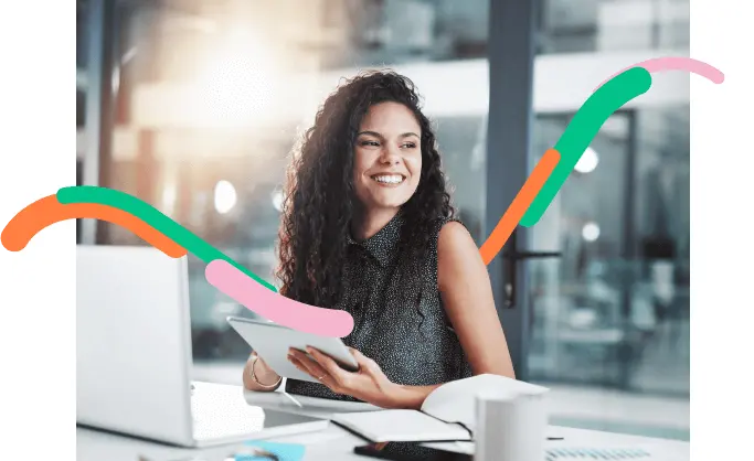 Foto de mujer joven gerente en su oficina feliz porque pudo conocer de manera transparente las tarifas de los productos y servicios para las corporaciones de Bancolombia y pudo decidir el mejor para su corporación